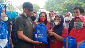Anwar Hafid Bagikan Sembako Ke Warga dan Petugas Damkar