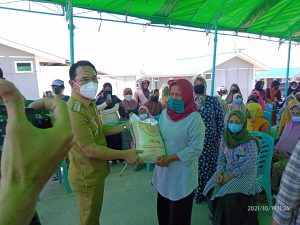 Pemda Sigi Salurkan Bantuan Pangan Beras di 563 KK Huntap Pombewe