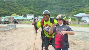 Maura Rahmatu, Putri Ketum KONI Sulteng Terbang Tandem Paralayang Lintasi Langit Tinombo