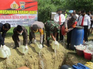 Musnahkan Miras Cegah Gangguan Kamtibmas, Bupati dan Kapolres Sepakat Nataru Tak Ada Hura-hura