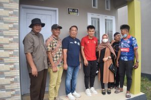 Senin, Witan Terima Sertifikat Rumah dari Gubernur