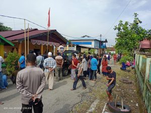 Puluhan Warga Desa Tompira di Morowali Utara Kumpul di Kantor Desa, Ada Apa !