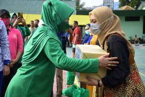 Ketua Persit KCK Koorcab REM 132 PD XIII Merdeka Berikan Tali Asih pada Warakuri