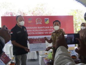 Serahkan Bansos Bagi Penyandang Disabilitas