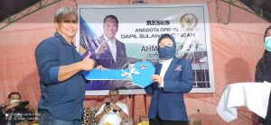 Nilam Sari Lawira Serahkan 5 Mobil Ambulance Gratis di Parimo