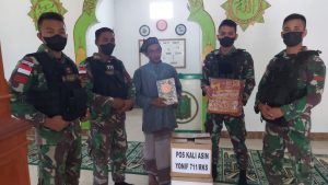 Dukung Ibadah Ramadhan, Satgas Pamtas RI-PNG Yonif 711 RKS Serahkan Bantuan