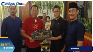 KONI Sulteng Berikan Cendramata Pada Ketum KONI Sulsel