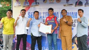 Rio Rizky Darmawan Terima Sertifikat Rumah dari KONI Sulteng
