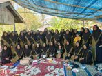 Iin Balirante Serahkan Pakaian Seragam Pada Kelompok Pengajian Al Hikmah di Desa Potangoa