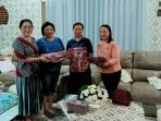 Jemaat Gloria GKST Beteleme Terima Seragam Dari Anleg Lelly Narce Maliso