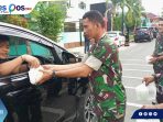 TNI AD Kodim 1306/Kota Palu Bagi Takjil Pada Warga Parigi