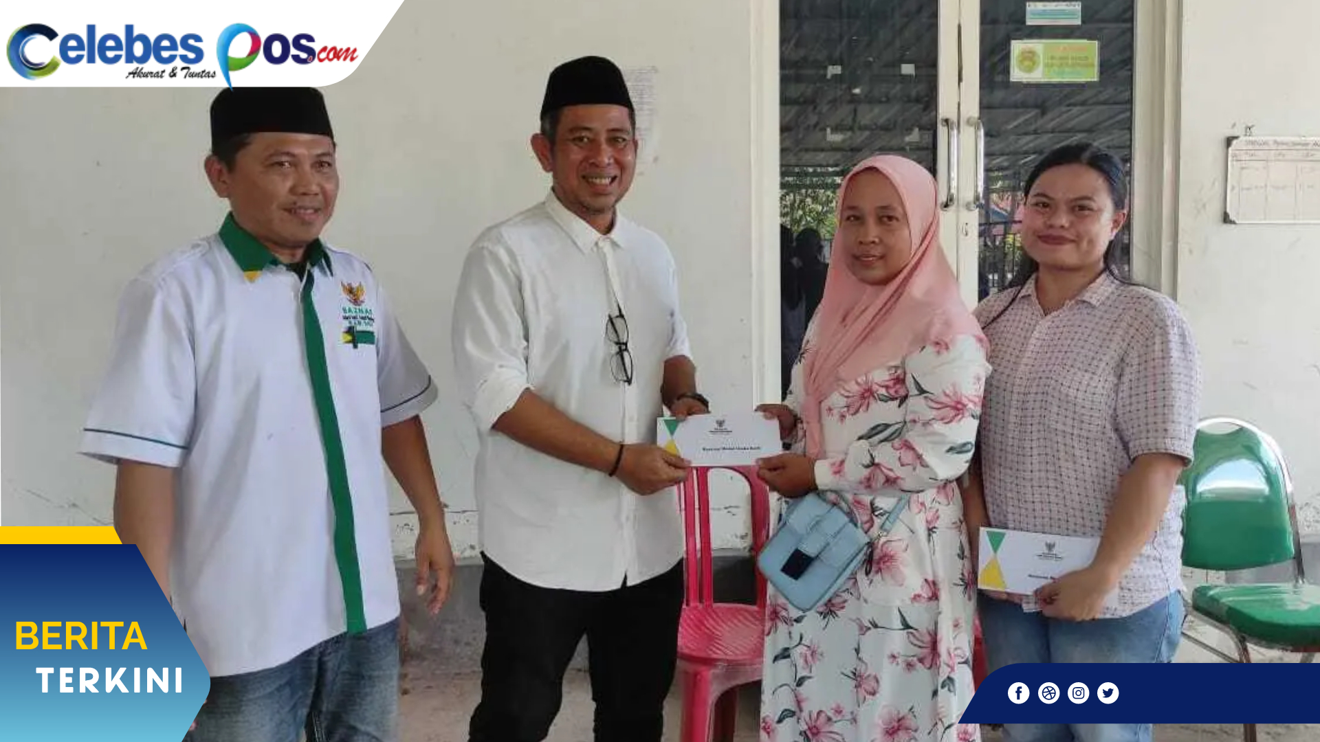 Penyerahan bantuan UMKM berupa uang tunai oleh Sekdis PUPR Sigi, Edy Dwi Saputro kepada penerima manfaat disaksikan Ketua BAZNAS Sigi, Hadi Wijaya. (FOTO:ITON)