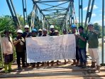 Tim Kemitraan PT Lestari Tani Teladan Perbaiki Jembatan Desa Minti Makmur
