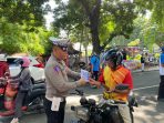 Ops Keselamatan, Polres Sumbawa Bagikan Brosur Tertib Berlalu Lintas