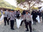 Sinergitas TNI-POLRI Bersihkan Pantai dalam Rangka Karya Bakti Kodim1628/Sumbawa Barat