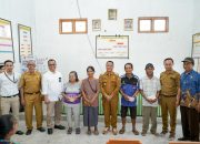 Wabup Sigi Serahkan Buku Rekening Pembangunan Rumah Korban Banjir di Palolo